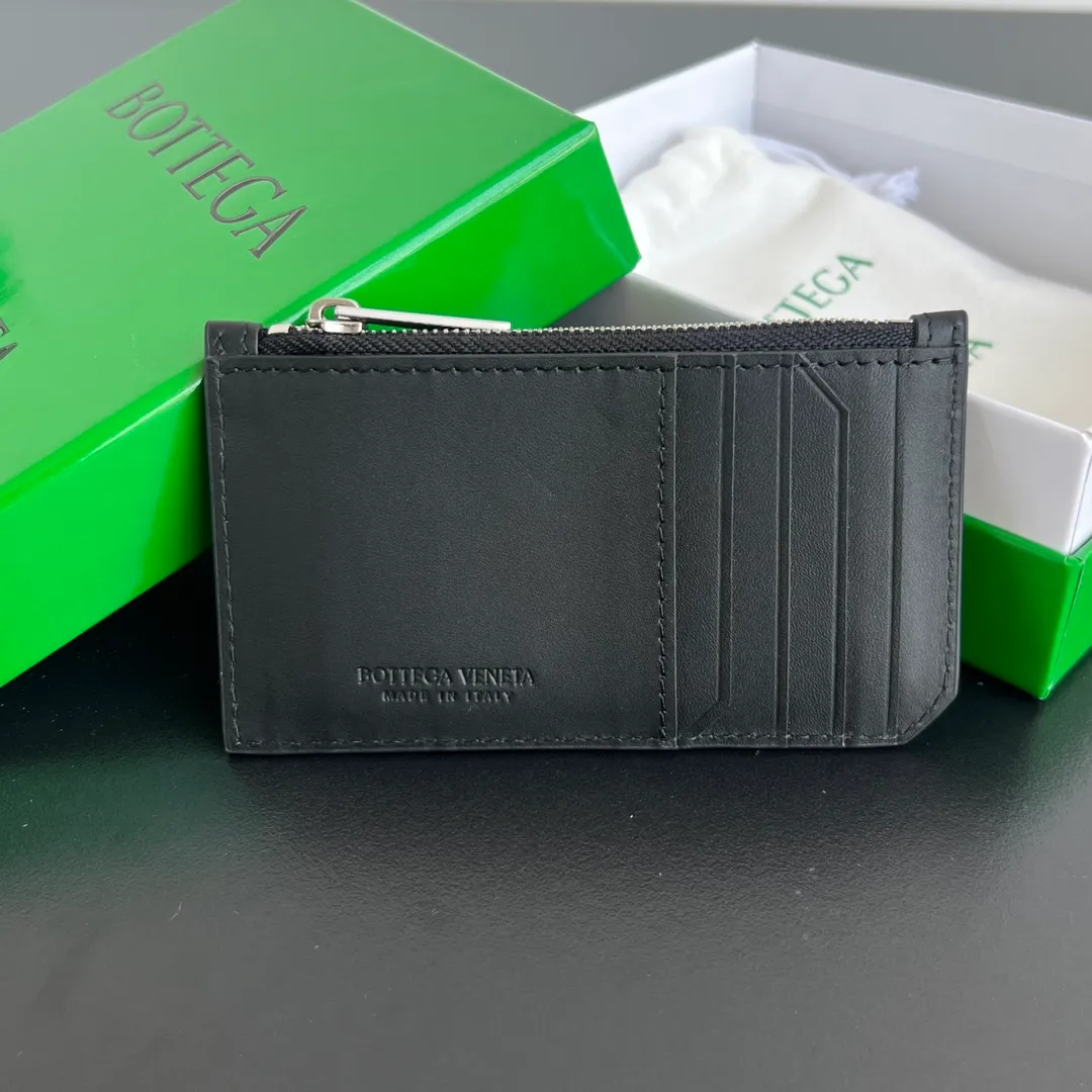 BV’s new 805827 vertical zipper card holder 🎈 The classic small woven work that I miss 0.7 is back. It’s really very design-friendly. The calfskin texture is high-end. It’s carefully designed with five card slots and a central compartment. You can also put cash in for daily use. You deserve to have such an thoughtful design. Size: 12*7*0.5 layers cm P540